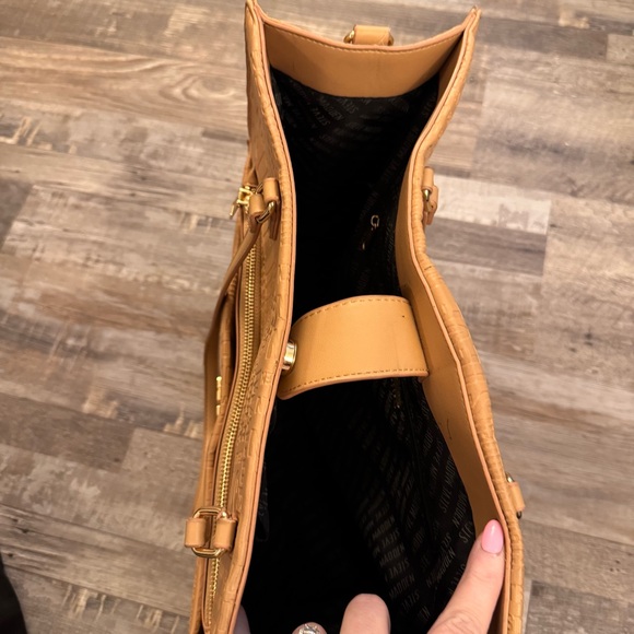 Steve Madden Large Logo Embossed Tote Tan Shoulder Bag Gold Hardware - Picture 4 of 12
